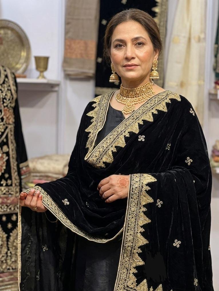 Amna's Clothing 013 - Double Kairy Embroidered Velvet Shawl